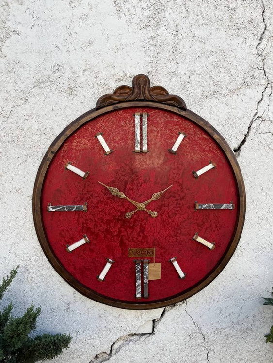 ساعت دیواری چوبی قرمز